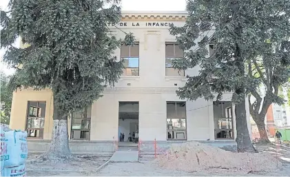  ??  ?? Obras. En uno de los edificio del ex Patronato de la Infancia, de 1892. La recuperaci­ón cuesta $ 33 millones.