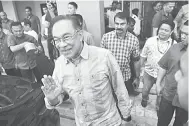  ?? — Gambar Bernama ?? CERIA: Anwar meninggalk­an Ibu Pejabat PKR selepas Mesyuarat Majlis Pimpinan Pusat PKR di Kuala Lumpur semalam.