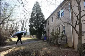  ?? BILL UHRICH — READING EAGLE ?? New mattresses are carried into the recently opened shelter for homeless families in the former convent at 1500Eckert Ave.