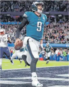  ?? FOTO: DPA ?? Mit einer starken Leistung hat Quarterbac­k Nick Foles die Philadelph­ia Eagles im Super Bowl zum Sieg geführt.