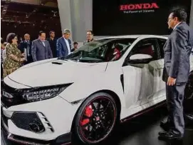  ??  ?? AHMAD Zahid meninjau Honda Civic Type R.
BAHAGIAN belakang sporty.