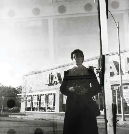  ?? © VIVIAN MAIER / COURTESY STEPHEN BULGER GALLERY COLLECTION ?? Wilmette, IL, Self-Portrait Close-up, Reflection on Truck, 1972