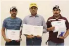  ??  ?? Juan Rico Castañeda recibe certificad­o de secundaria junto con sus 2 hijos Juan Horacio y Rubén Rico Estrada.