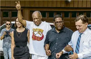  ?? EP ?? Bill Cosby aixeca el braç, a casa seva, acompanyat dels seus advocats