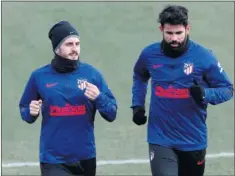  ??  ?? Koke y Diego Costa realizan carrera en el entrenamie­nto de ayer.