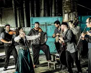  ??  ?? In calendario
A sinistra la Barcelona Gipsy Balkan Orchestra, stasera in scena al Candiani A destra, la «Nuda» di Giorgione, Gallerie dell’Accademia, Venezia