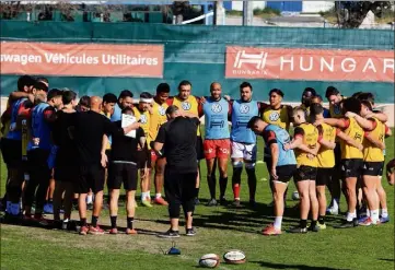  ?? (Photo Frank Muller) ?? Regroupés autour de Patrice Collazo (de dos, au centre), les joueurs toulonnais, requinqués par leur probant succès sur la Section paloise le week-end dernier, ont rejoint hier Perpignan en car, dans l’espoir de décrocher leur premier succès à l’extérieur de la saison.