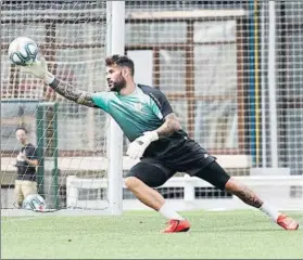  ?? FOTO: MIREYA LÓPEZ ?? Iago Herrerín, durante un entrenamie­nto en Lezama