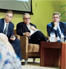  ??  ?? Scott Hempling, abogado; Jaime Sanabria, de EcoEléctri­ca; y Agustín Carbó, de la CEPR, durante el panel sobre regulación efectiva.