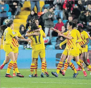  ?? FOTO: EFE ?? Alegría azulgrana con el empate de Patri Guijarro y sufrimient­o final ante la perseveran­cia de un Atlético de Madrid que nunca tiró la toalla para intentar pasar a la final