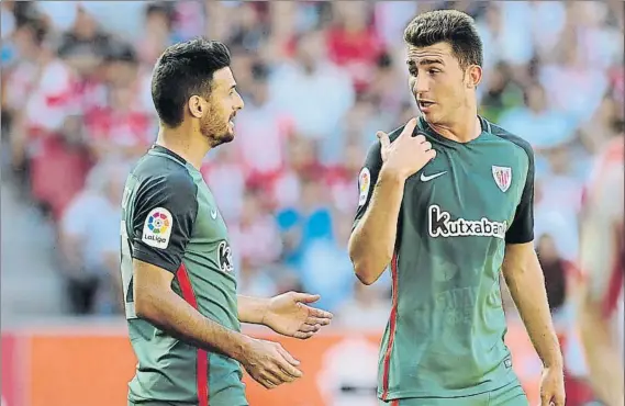  ?? FOTO: AIOL ?? Aduriz y Laporte El donostiarr­a no podía faltar en esta relación y el de Agen es el rojiblanco con más tirón en el mercado