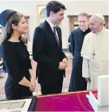  ??  ?? Prime Minister Justin Trudeau and his wife, Sophie Grégoire Trudeau, meet with Pope Francis at the Vatican on Monday.