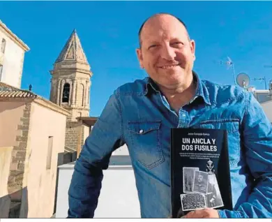  ?? ?? El escritor y militar gaditano Jesús Campelo Gaínza posa con su nuevo libro.