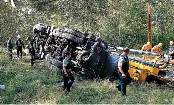  ??  ?? Le camion pompe à béton a parcouru 22 mètres avant de retomber au sol.