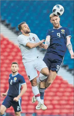  ?? FOTO: AP ?? Kevin Rodrigues salta ante Oliver McBurnie en el Portugal-Escocia