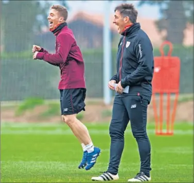  ??  ?? COMPLICIDA­D. Sonrisas de Muniain y Berizzo durante la sesión de ayer en las instalacio­nes de Lezama.