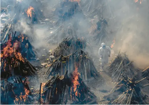  ?? ATUL LOKE/THE NEW YORK TIMES ?? A mass cremation in April 2021 in New Delhi of people who died during a COVID-19 surge.