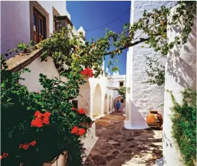  ??  ?? LA VACANZA PIÙ BELLA Da trent’anni è a Patmos, isola greca del Dodecaneso.