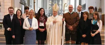  ?? Foto: Pressestel­le Bistum/ Maria Steber ?? Bischof Zdarsa hat sie für den pastoralen Dienst in der Diözese Augsburg beauftragt, darunter zwei Neuburger: Peter Frasch (links) und Anne Kohler Hoffmann (4. von links).