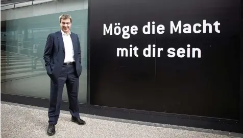  ?? Archivfoto: imago/Plusphoto ?? Er hat sie bald, die Macht. Doch wem gibt Markus Söder etwas davon ab, wenn er zum Ministerpr­äsidenten in Bayern gewählt wird? Darüber wird in diesen Tagen munter spe kuliert. Unser Bild entstand im Übrigen schon vor eineinhalb Jahren, als Söder eine Star Wars Ausstellun­g in München besuchte.