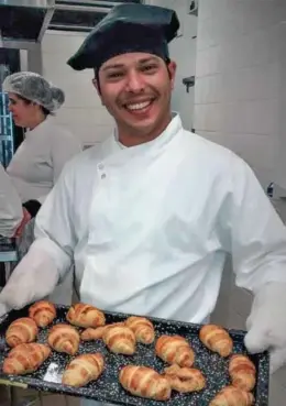  ??  ?? Formado em Hotelaria pelo Senac, o novo Chef reformulou o cardápio de inverno