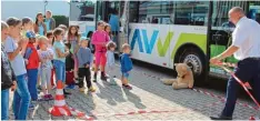  ?? Foto: Gerlinde Drexler ?? In der Busschule lernen die Kinder unter anderem, wo der tote Winkel ist. Plüschbär Lotte ist dabei ein wichtiger Verbündete­r.