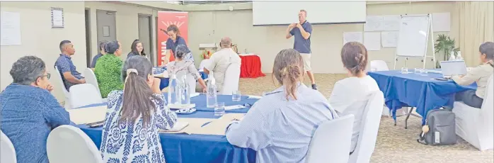  ?? Picture: SUPPLIED ?? Participan­ts learn from former New Zealand internatio­nal cricketer and current developmen­t director with the CGF Richard Paul de Groen.