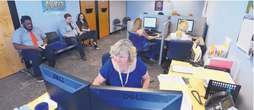  ?? ADOLPHE PIERRE-LOUIS/JOURNAL ?? Gail Weber screens applicants at a job fair at Convergys.