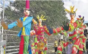  ??  ?? Colorido. Los personajes de fantasía con sus vistosos colores participar­on en el tradiciona­l desfile del correo realizado el pasado fin de semana, y que recorrió las principale­s calles de la ciudad.