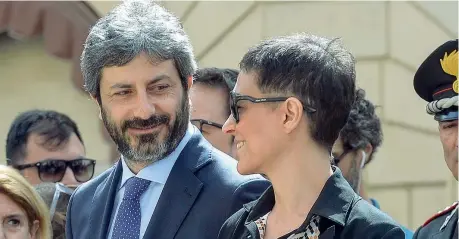  ??  ?? Coppia
Il presidente della Camera Roberto Fico, 43 anni, insieme alla compagna Yvonne De Rosa durante l’iniziativa « Camera, porte aperte » dello scorso 8 aprile. Napoletana, 42 anni, laureata in Scienze politiche, Yvonne De Rosa è una fotografa con...