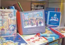  ?? FOTO: MANFRED LÄDTKE ?? Alte und neue Weihnachts­bücher sind in der kleinen Bibliothek im Weihnachts­haus ausgestell­t.
