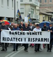  ??  ?? Rabbia Un corteo di protesta dei soci delle ex popolari