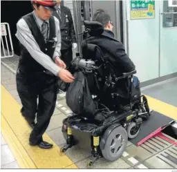  ?? EFE ?? Josh Grisdale accede a un vagón de tren en Tokio.