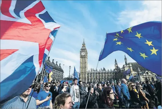  ?? FACUNDO ARRIZABALA­GA / EFE ?? Clamor europeista a Londres. Ahir unes 80.000 persones, segons els organitzad­ors, es van manifestar a Londres contra el Brexit, que es començarà a aplicar a partir de dimecres; també hi va haver marxes europeiste­s a Berlín (imatge inferior), amb 6.000...