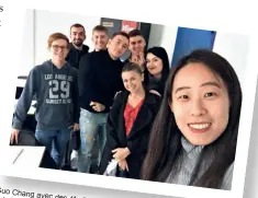  ??  ?? Guo Chang avec des étudiants précédente­s. des promotions