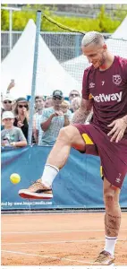  ??  ?? London-Derby in Kitzbühel: Chelsea-Fan Dominic Thiem lieferte sich mit West-Ham-Legionär Marko Arnautovic eine Partie Fußballten­nis