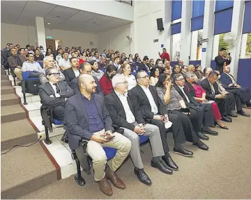  ?? ?? Capacitaci­ón. La Dirección de Educación Superior entregó ayer las certificac­iones para el primer grupo de docentes que se sometieron al proceso de formación.