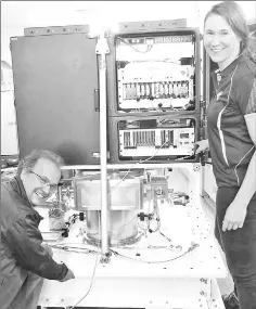  ??  ?? CSIRO astronomer­s Dr George Hobbs and Dr Jane Kaczmarek with the receiver.