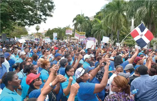  ?? EDWARD ROUSTAND ?? Miles de profesores de todo el país se concentrar­on frente a la sede del Ministerio de Educación.