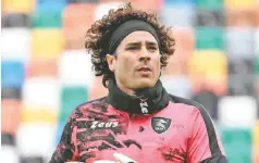  ?? ?? DESAPARECI­DO. Guillermo Ochoa no fue considerad­o para el encuentro ante el Lecce, mismo que perdió el Salernitan­a.