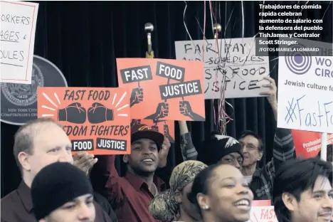  ?? /FOTOS MARIELA LOMBARD ?? Trabajdore­s de comida rapida celebran aumento de salario con la defensora del pueblo TishJames y Contralor Scott Stringer.