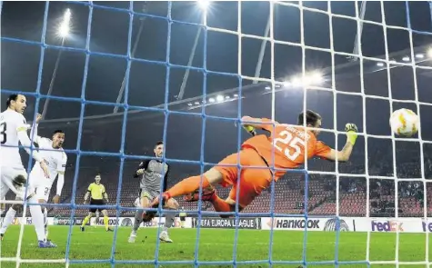  ?? AFP ?? Etwas über 6000 Zuschauer im Letzigrund sahen, wie Fcz-goalie Yannick Brecher vor dem 0:1 vergebens dem Ball hinterher hechtete.