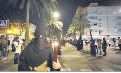  ?? ?? Filas de nazarenos avanzando por la Avenida Cabo de Gata.