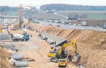  ?? FOTO: DPA ?? Baustelle am künftigen Bahnhof Merklingen: Der Bau wird zehn Millionen Euro teurer als veranschla­gt.