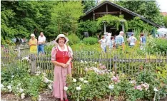  ?? Foto: Monika Leopold Miller ?? Auch Kräuterexp­ertin Anni Böck aus Wattenweil­er war am Gartentag in den Kreis lehrgarten nach Krumbach gekommen.