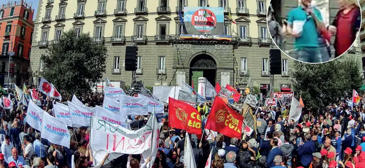  ??  ?? La manifestaz­ione Il 14 aprile scorso, durante l’iniziativa contro «il debito ingiusto che grava sul Comune», Antonello Sannino (nel tondo) ha letto una lettera-appello degli addeti Auchan