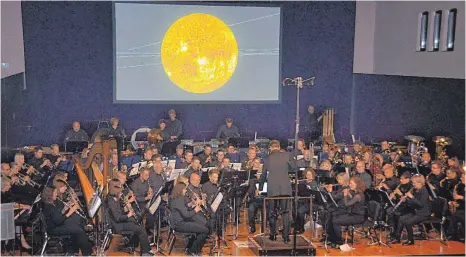  ?? FOTO: SONJA NIEDERER ?? Atmosphäri­sch dichte Klänge zu himmlische­n Bildern: das „Planetenko­nzert“im Kulturhaus.