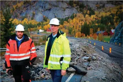  ?? FOTO: KJETIL NYGAARD ?? Jo Breivegen i Hovden Hytteservi­ce AS bygger ut ny riksvei 9 ved Bjørnarå i Bykle. Han sier han har gitt opp å tjene penger på prosjektet. Her sammen med Oskar Tore Åsen, regionsjef i Maskinentr­eprenørene­s Forbund.