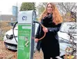  ?? FOTO: STADT ?? Klimaschut­zmanagerin Maria Pantiou vor einem E-Fahrzeug.