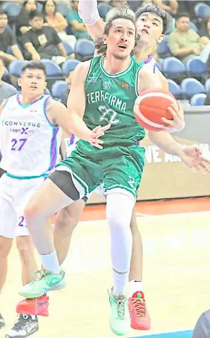  ?? PHOTOGRAPH BY JOEY SANCHEZ MENDOZA FOR THE DAILY TRIBUNE @tribunephl_joey ?? JAVI Gomez de Liano drives his way to a 10-point showing in Terrafirma’s 107-99 victory over Converge in the PBA Philippine Cup at the Smart Araneta Coliseum.